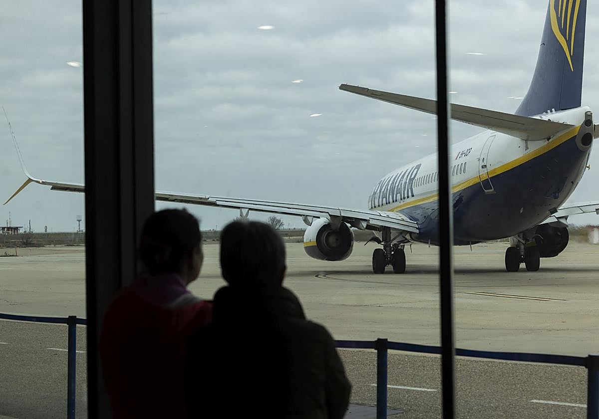 Dos personas observan el despegue del último vuelo de Ryanair desde Valladolid, el pasado 28 de marzo.