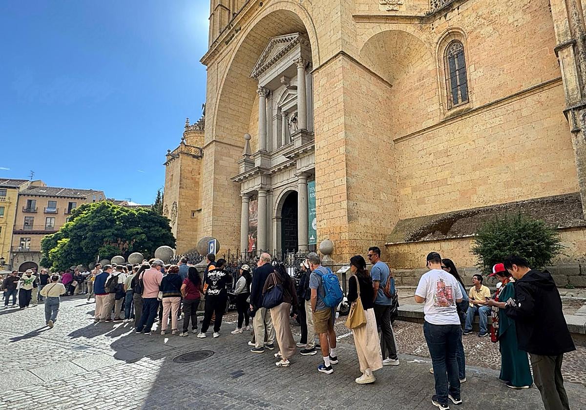 Los turistas abarrotan Segovia por el puente del Pilar