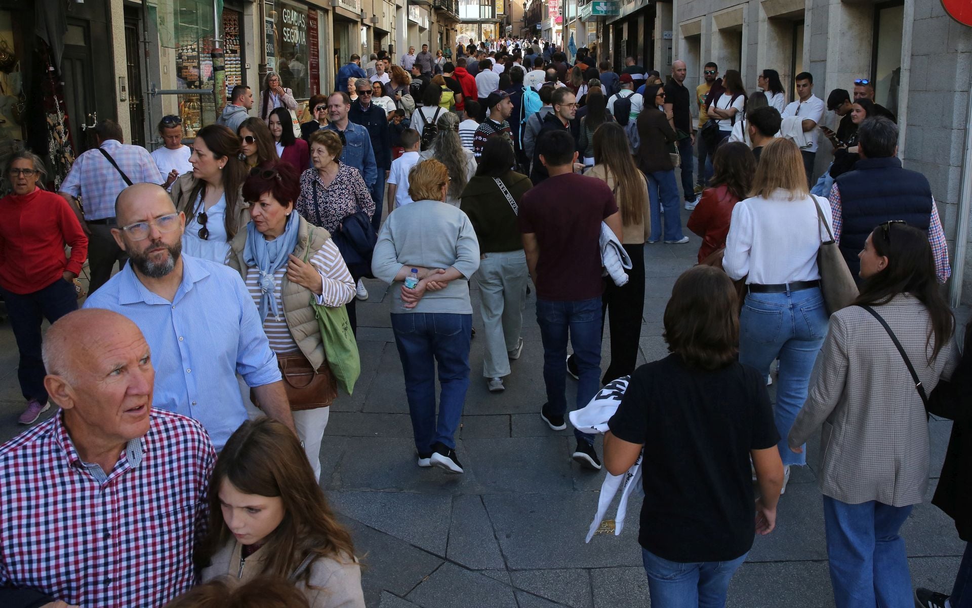 Los turistas abarrotan Segovia por el puente del Pilar