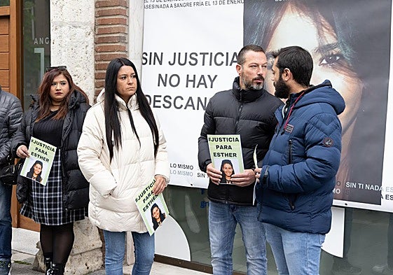 Inés López, con anorak blanco, en una concentración ante los juzgados en mayo de este año.
