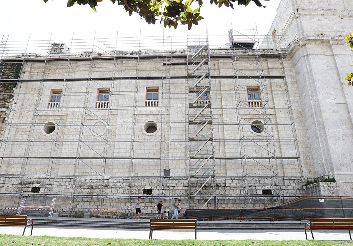 Andamios en el lateral de la Catedral de Valladolid en una imagen de archivo.