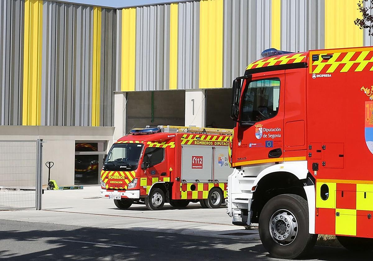 Camiones aparcados en el parque de bomberos de Palazuelos de Eresma.