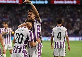 Iván Alejo señala a Chuki tras el gol que marcó en la primera jornada ante el Ceuta, con el también vallisoletano David Torres de espaldas.