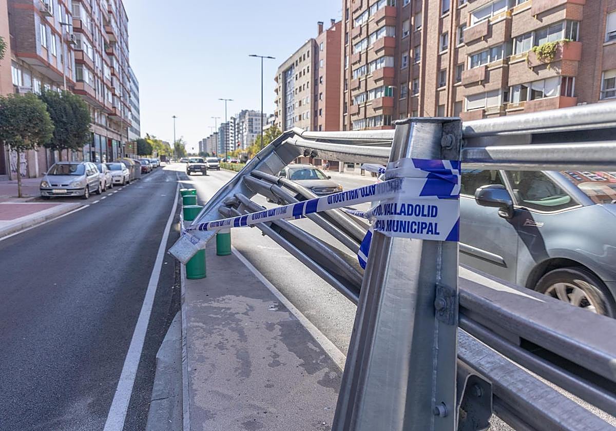 El impacto del vehículo en la valla del viaducto de Arco de Ladrillo.