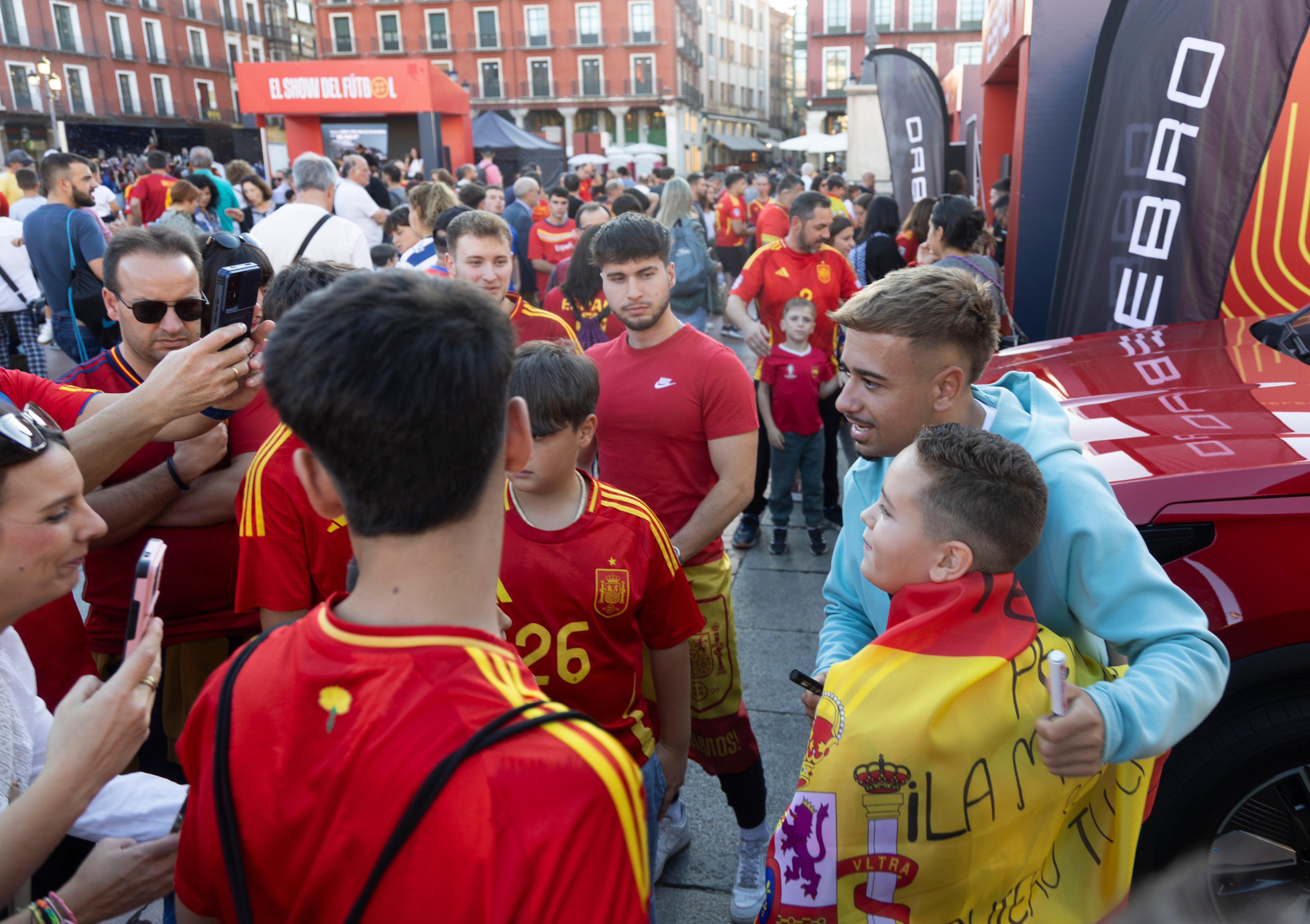El famoso creador de contenido Gomeznawer se hace fotos con los aficionados.