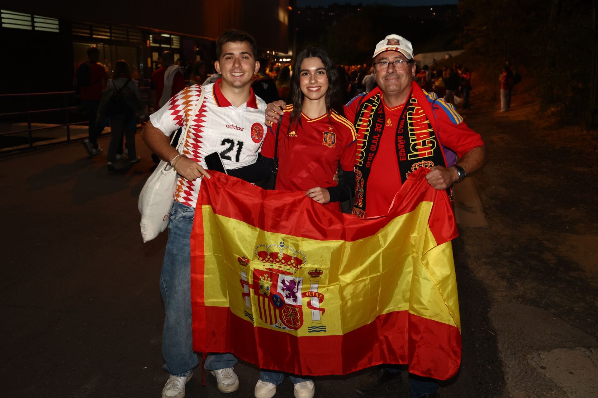 Adrián, Andrea y Pedro, socios del Pucela y aficionados de La Roja.
