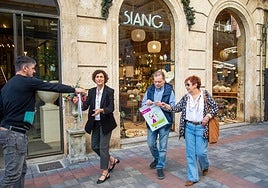 Las concejalas Judith Castro y Mar Rodríguez, con Sergio Domínguez, representante de Palencia Abierta, se disponen a colocar los carteles de la nueva campaña.