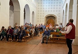 El alcalde, Alberto Callejo, explica al grupo la iglesia de San Miguel