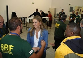 Aagesen, con brigadistas BRIF este martes en Ponferrada.