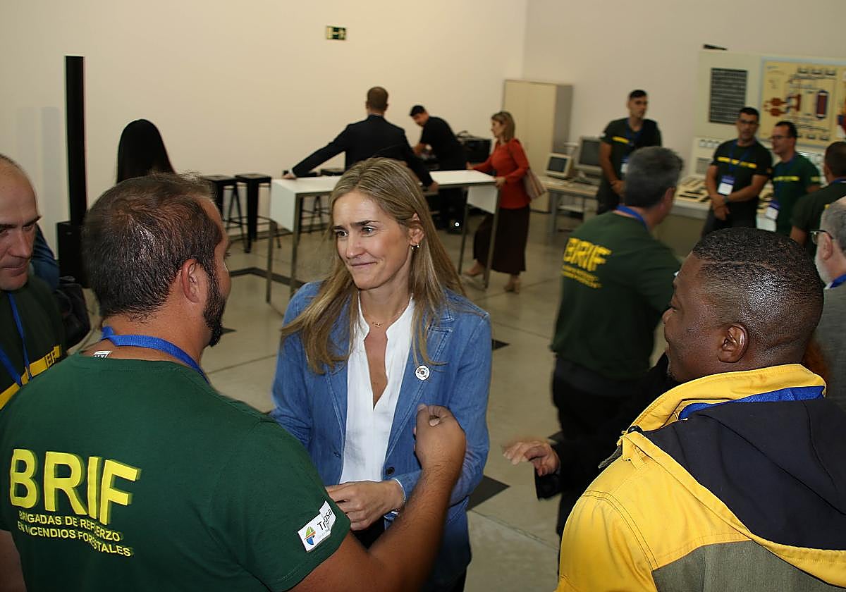 Aagesen, con brigadistas BRIF este martes en Ponferrada.