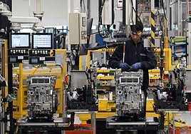 Un trabajador de Horse Valladolid, en la planta de Motores.
