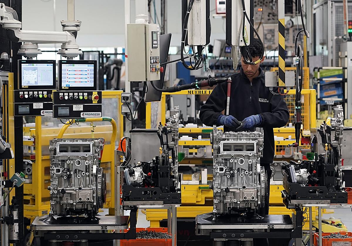 Un trabajador de Horse Valladolid, en la planta de Motores.