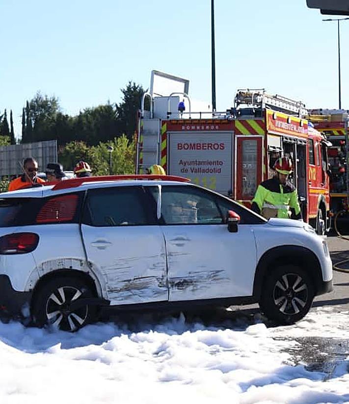 Imagen secundaria 2 - Vuelca un coche tras colisionar con una furgoneta en la avenida de Zamora.