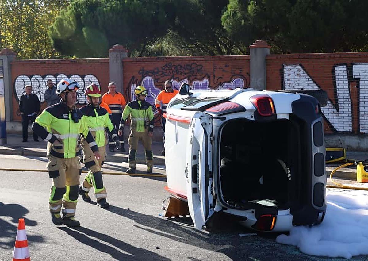Imagen secundaria 1 - Vuelca un coche tras colisionar con una furgoneta en la avenida de Zamora.