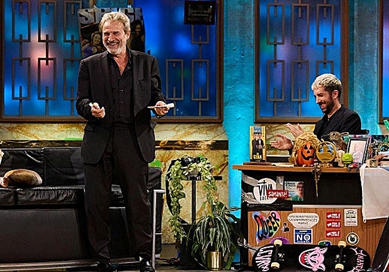 Alberto San Juan con David Broncano, en 'La Revuelta'.