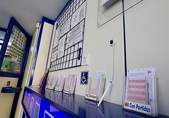 Boletos de diferentes juegos de azar en una administración de lotería.