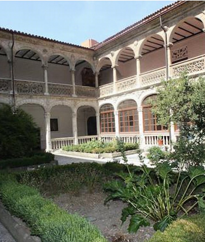 Imagen secundaria 2 - Arriba, el Palacio Butrón, sede definitiva de la Casa Delibes. Abajo, proyecto de rehabilitación de Villa Julia, que era la propuesta del Ayuntamiento en 2018, y patio del convento de Santa Catalina de Siena, que también se barajó como posibilidad.