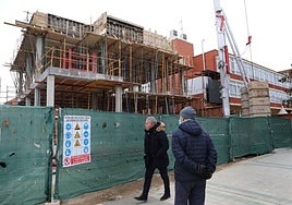 Edificio en construcción desde el que cayó el operario.