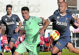 Pugna por la pelota entre un jugador de la Segoviana y dos del Marino de Luanco en el partido de este fin de semana.