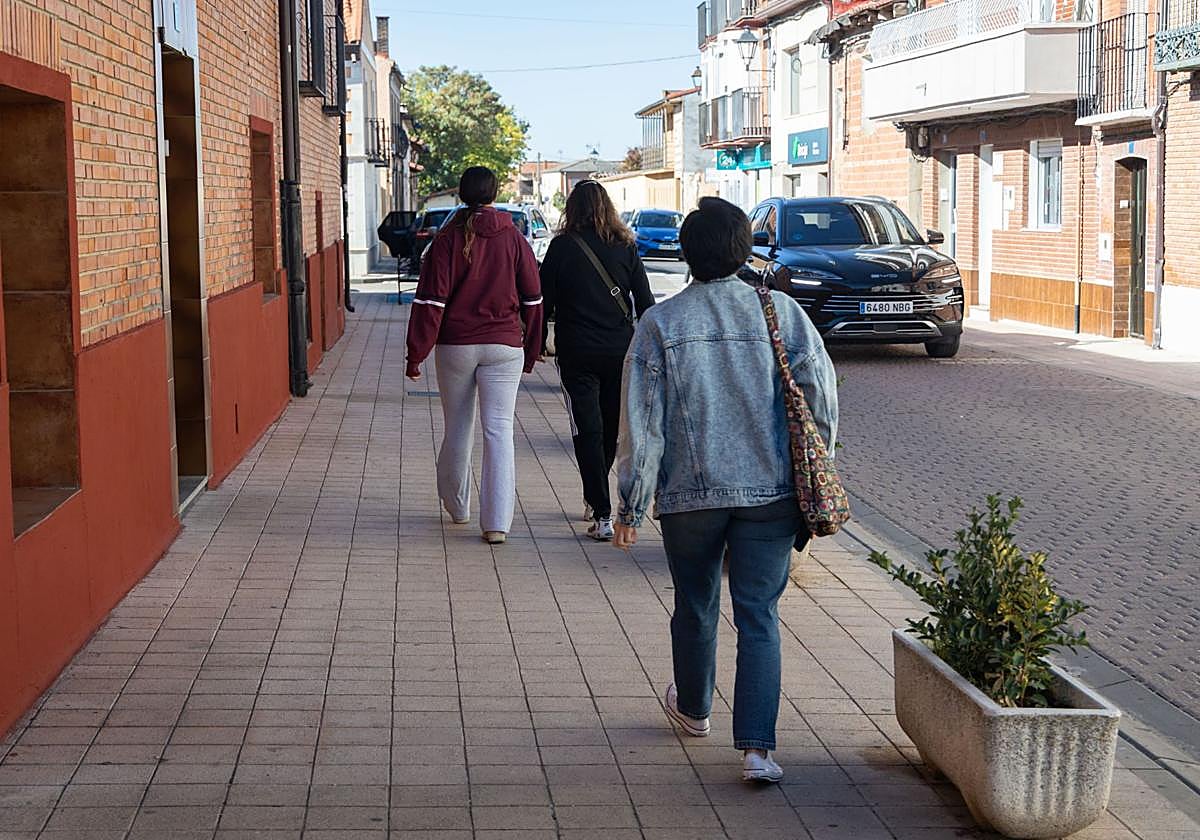 Tres mujeres caminan por una calle de Renedo de Esgueva el pasado viernes.