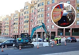 Los operarios pican la mediana en el giro que se cortará este miércoles de Ciudad de la Habana hacia Enrique Cubero y detalle de la señal que anuncia la prohibición de aparcar desde esa mañana.