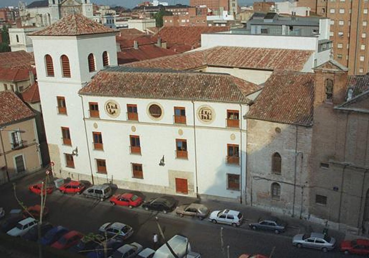 Imagen principal - Arriba, el Palacio Butrón, sede definitiva de la Casa Delibes. Abajo, proyecto de rehabilitación de Villa Julia, que era la propuesta del Ayuntamiento en 2018, y patio del convento de Santa Catalina de Siena, que también se barajó como posibilidad.