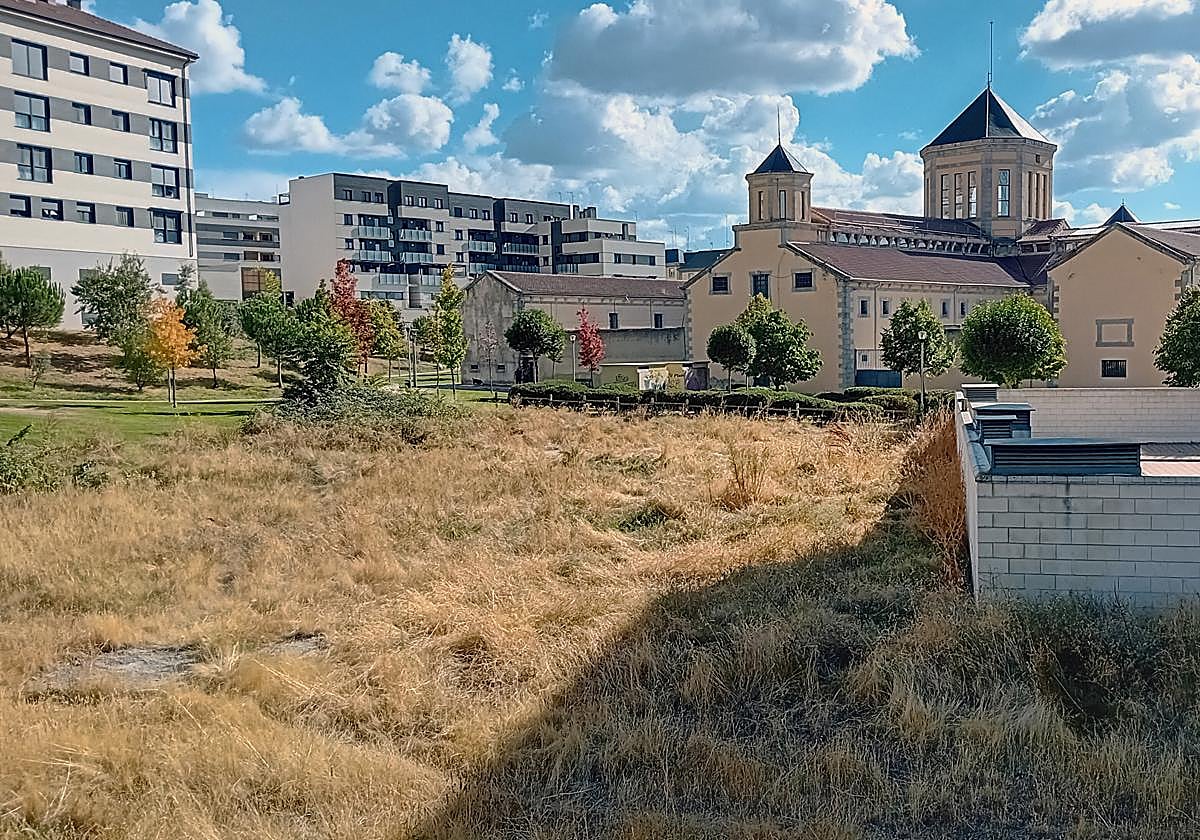 Solar junto al centro de creación e innovación cultural de La Cárcel (al fondo) donde se prevé edificar vivienda protegida en Segovia.