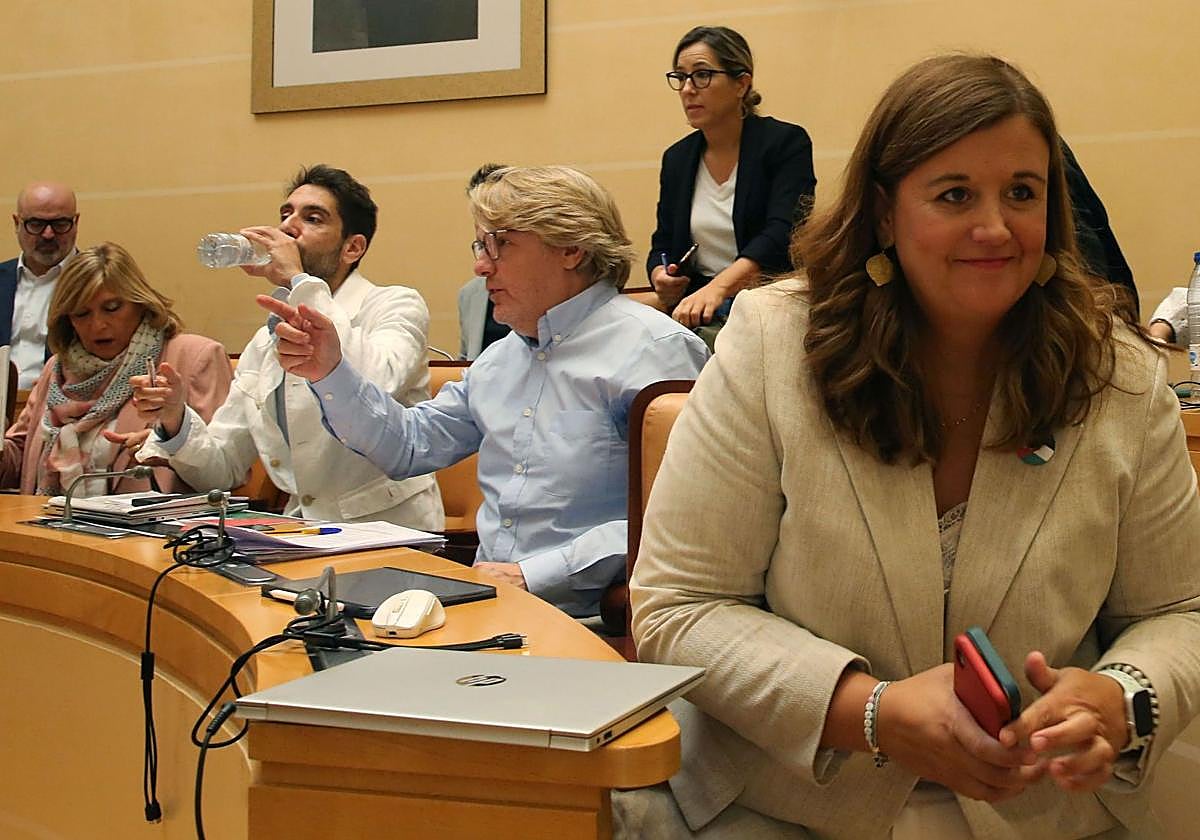 Las bancadas del PSOE e IU abandonan el último pleno de septiembre en el que la oposición tumbó el proyecto de tasas del PP.