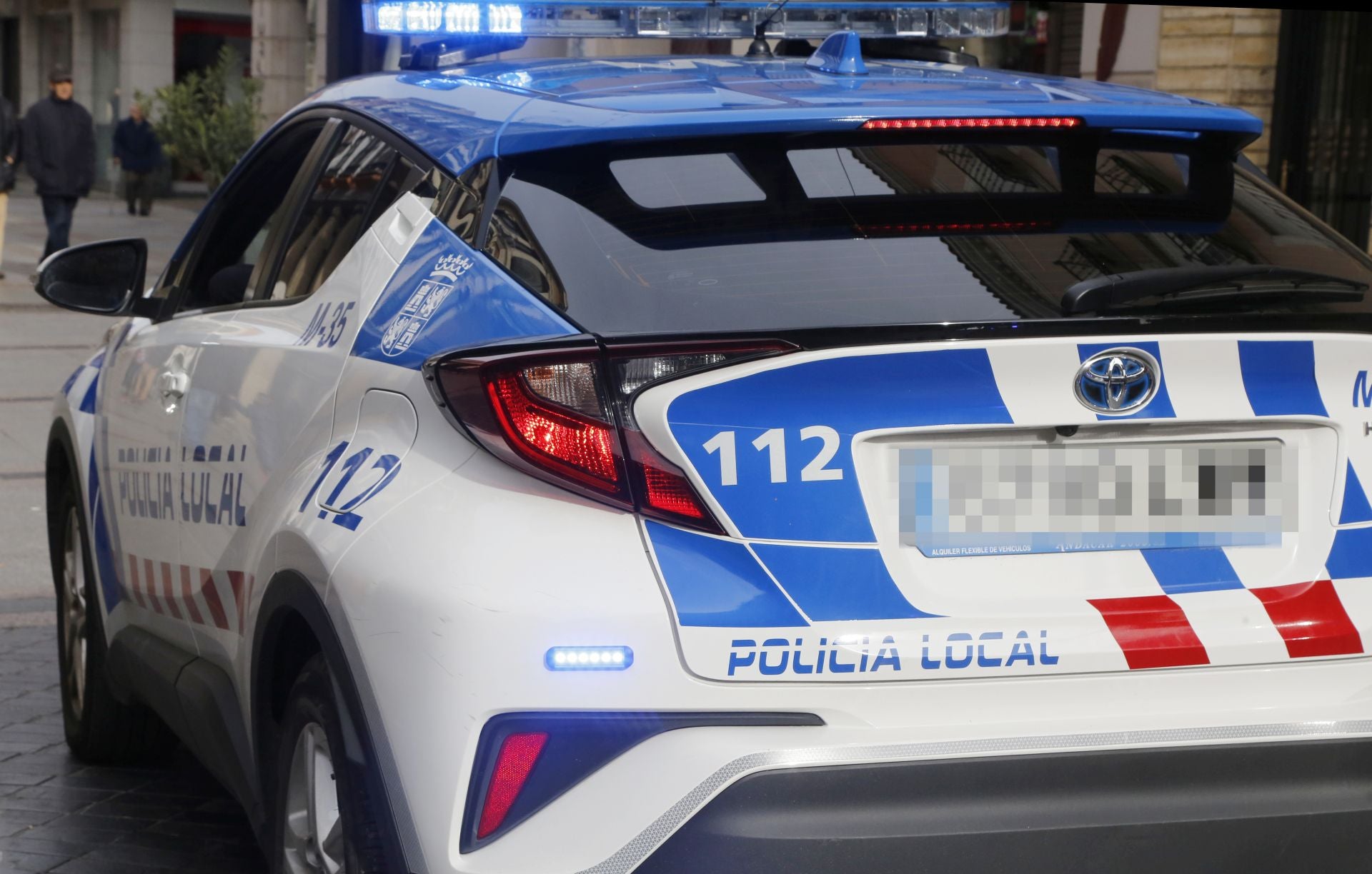 La Policía Local sanciona a 85 conductores en una semana por uso del móvil al volante