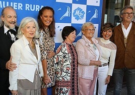 Premiados e invitados antes de recibir los reconocimientos de la Federación Española de la Mujer Rural en Segovia.