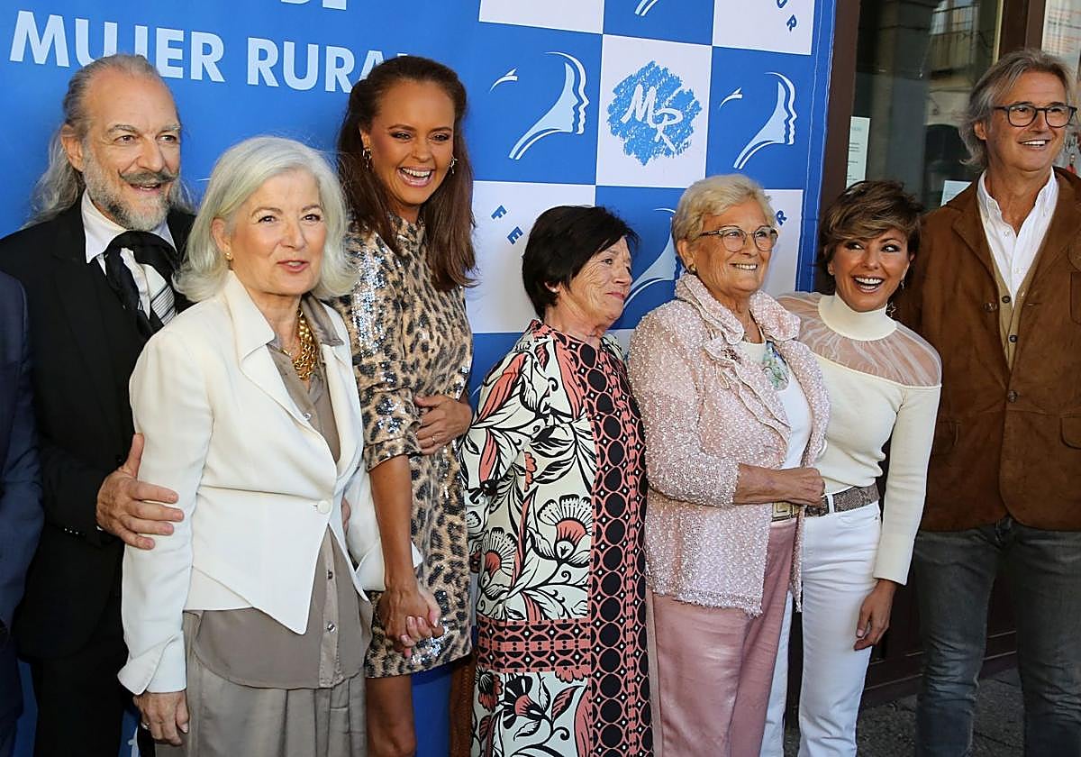 Premiados e invitados antes de recibir los reconocimientos de la Federación Española de la Mujer Rural en Segovia.