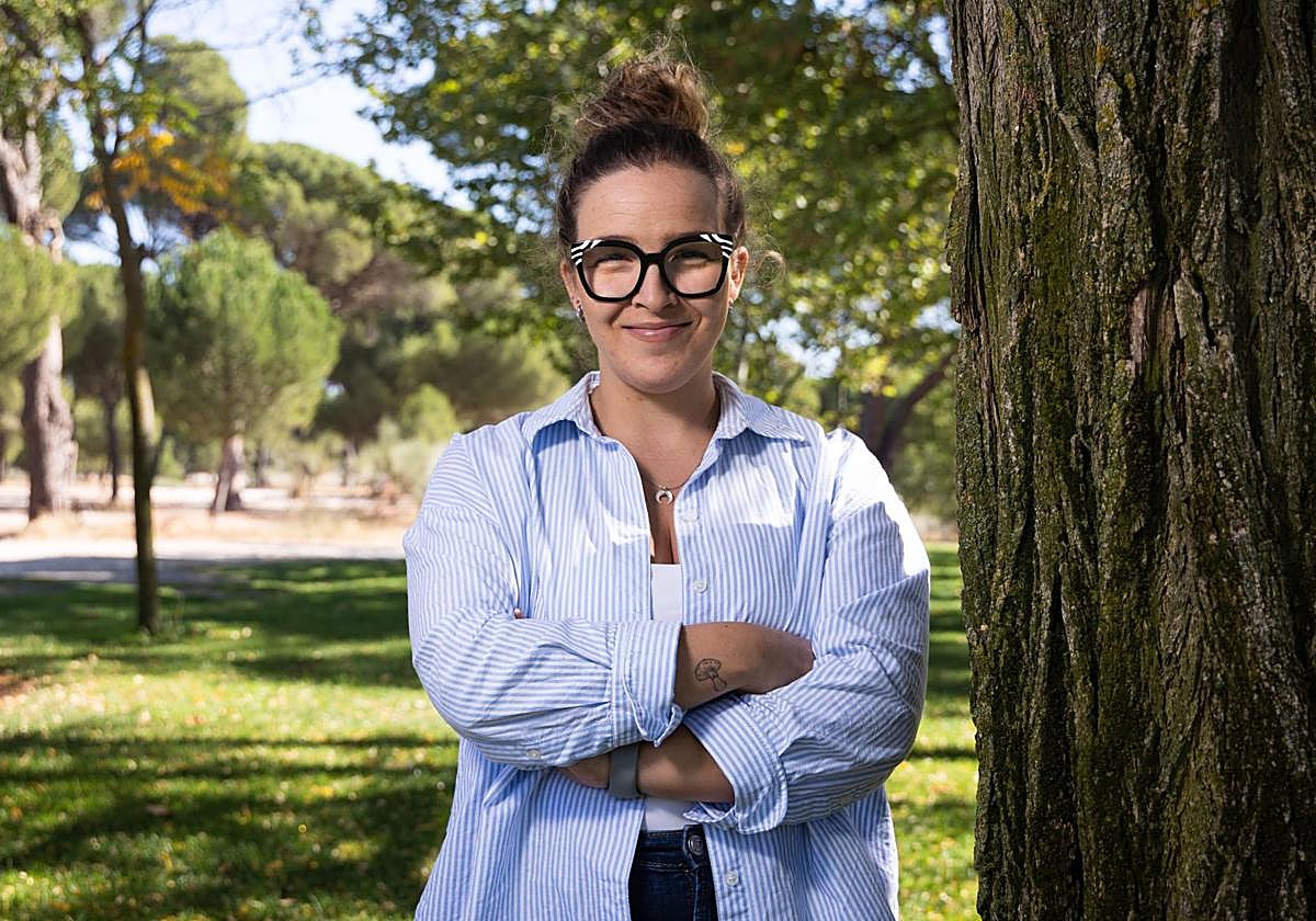 Sandra de Blas en un pinar de Pedrajas de San Esteban.