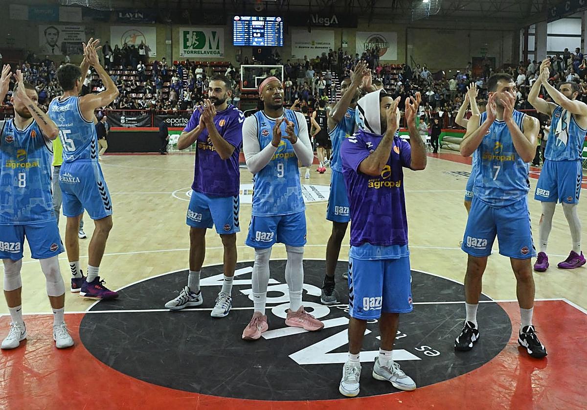 Los jugadores del Súper Agropal aplauden a la afición palentina en Torrelavega tras el contundente triunfo ante el Grupo Alega.