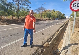 Luis Antonio Martín señala el lugar donde atendió al conductor junto a la N-601 a su paso por Rioseco