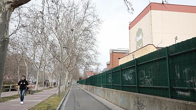 Imagen antes - El paseo del Cauce, en 2016 y en el actualidad, con la ampliación de las aceras por el lateral del centro deportivo Viding que ocupa los terrenos de Lauki.