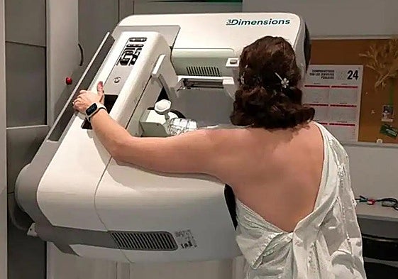 Imagen de archivo de una mujer haciéndose una mamografía.