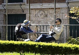 Dos turistas, junto a la Casa Museo de Cervantes.