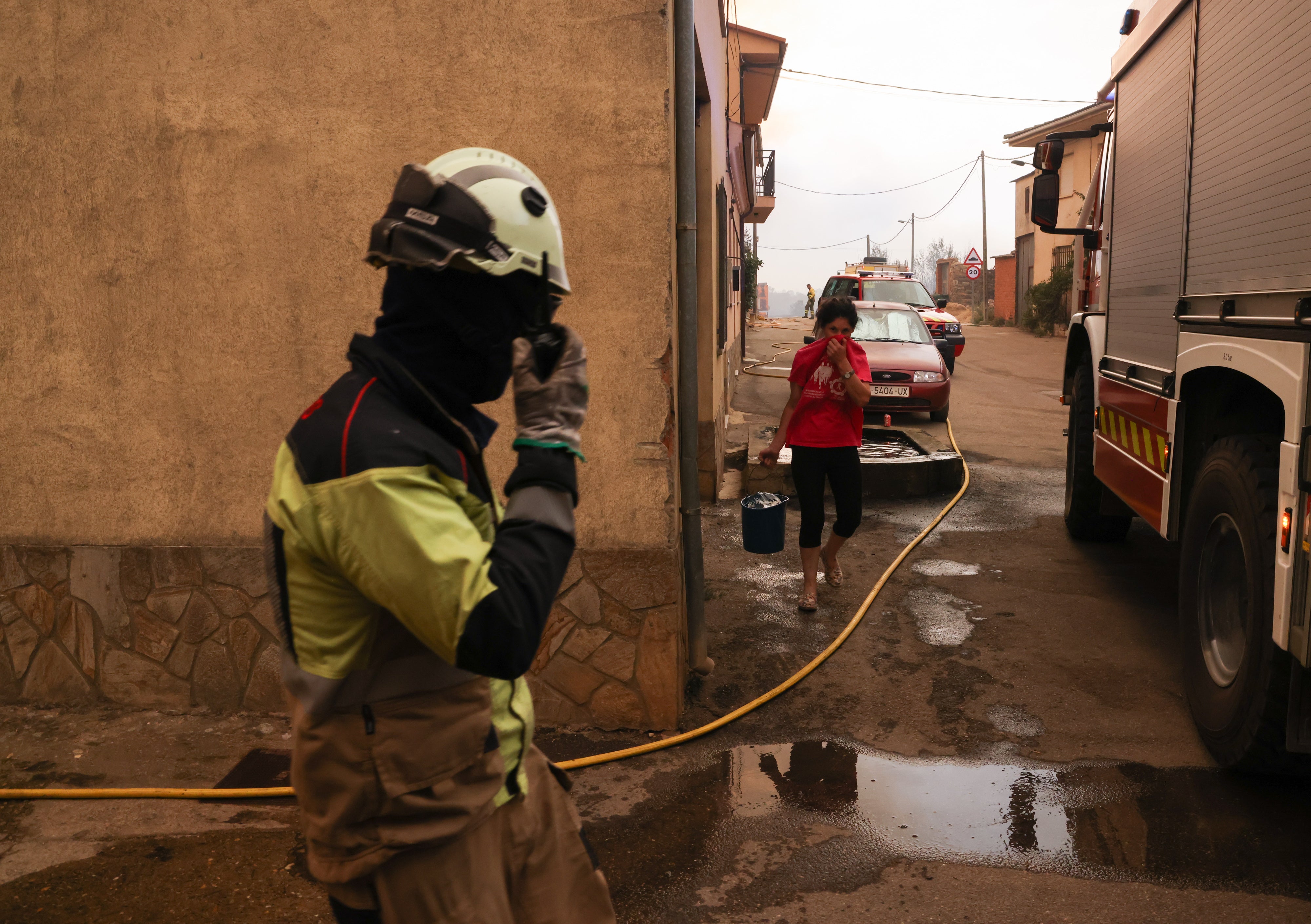 Un Bombero trabajando en las labores de extinción de un incendio en Zamora.