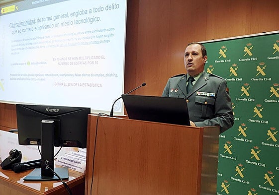 José Carlos Lázaro, del Equipo de Delitos Tecnológicos de la Comandancia Valladolid, durante las jornadas sobre ciberseguridad en la UVA.