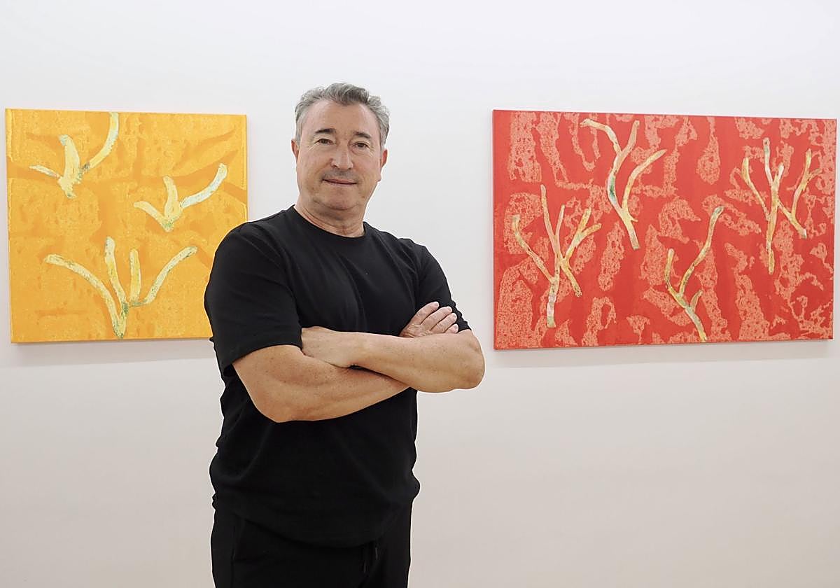 Julio Martínez, entre dos de sus obras.