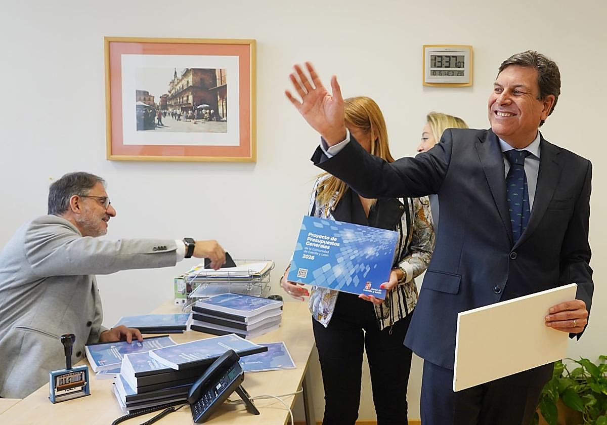 Carlos Fernández Carriedo, tras registrar los presupuestos en las Cortes de Castilla y León.