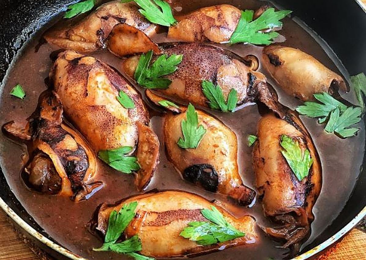 Imagen secundaria 1 - Javier Peña muestra las vistas de las mesas de su restaurante Sibaritas Klub, ubicado en el Museo de la Ciencia de Valladolid. Sus platos preferidos: chipirones en salsa y arroz con lechazo. 