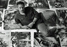 Drew Struzan junto alguno de sus carteles.