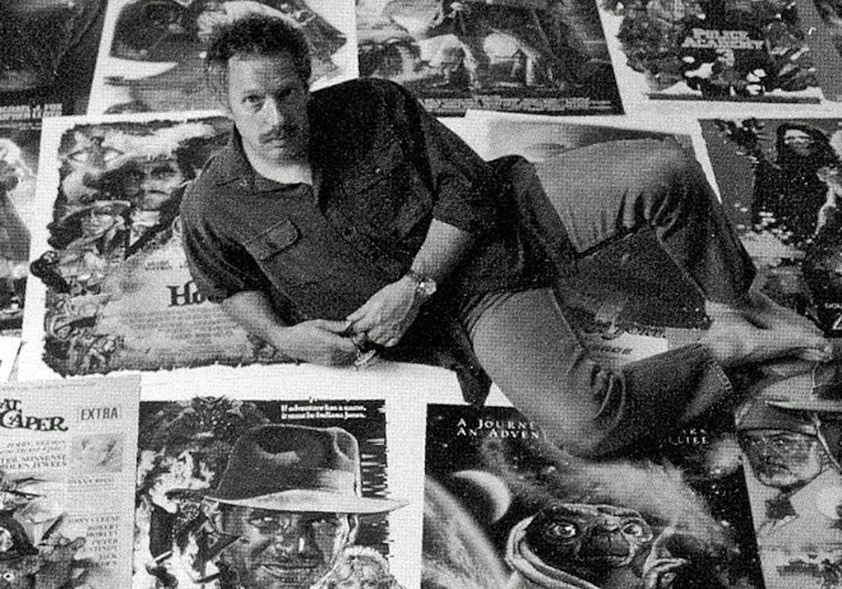 Drew Struzan junto alguno de sus carteles.