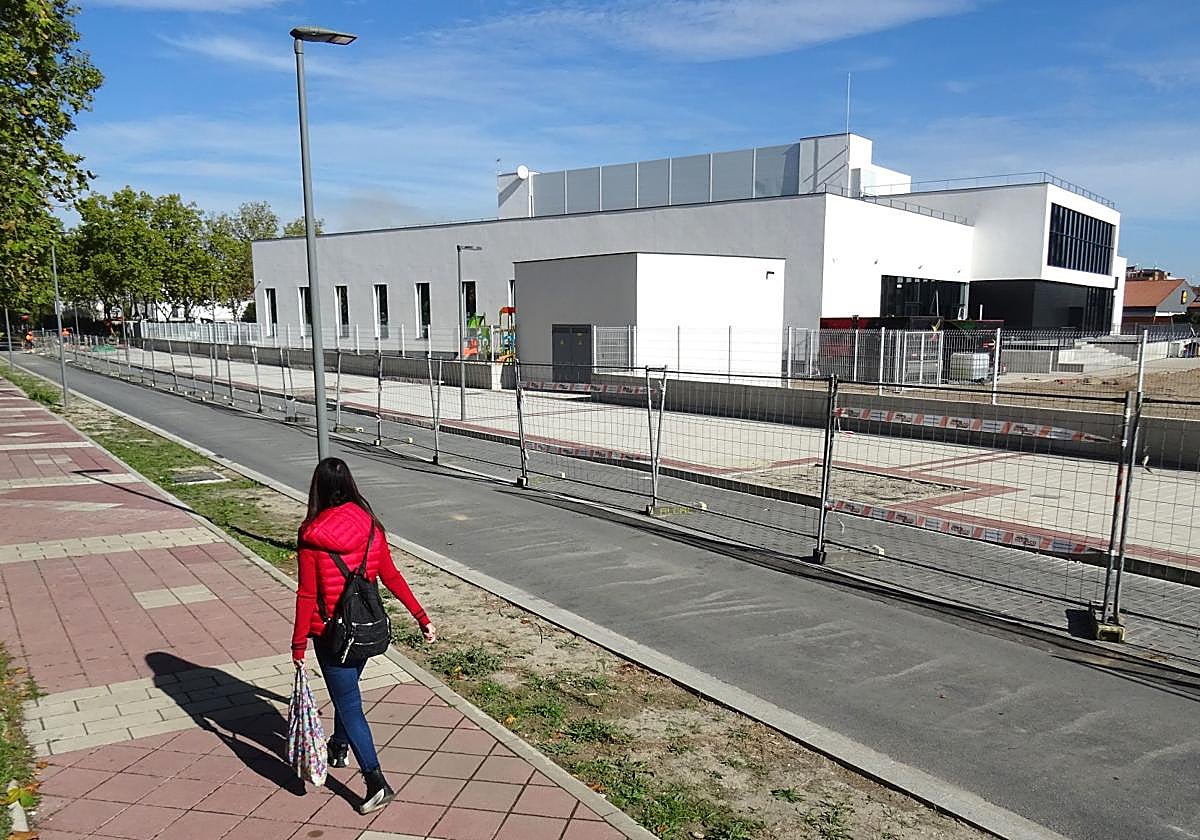 El edificio principal del gimnasio Viding, por el lateral en el que se abrirá la amplia acera del paseo del Cauce, que ocupa los terrenos de la antigua Lauki.