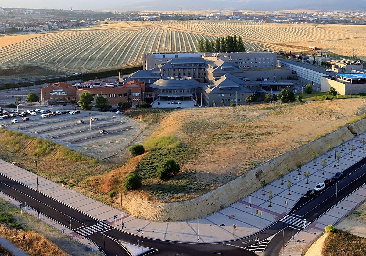 Vista del actual Hospital de Segovia tras la urbanización del entorno para su ampliación.