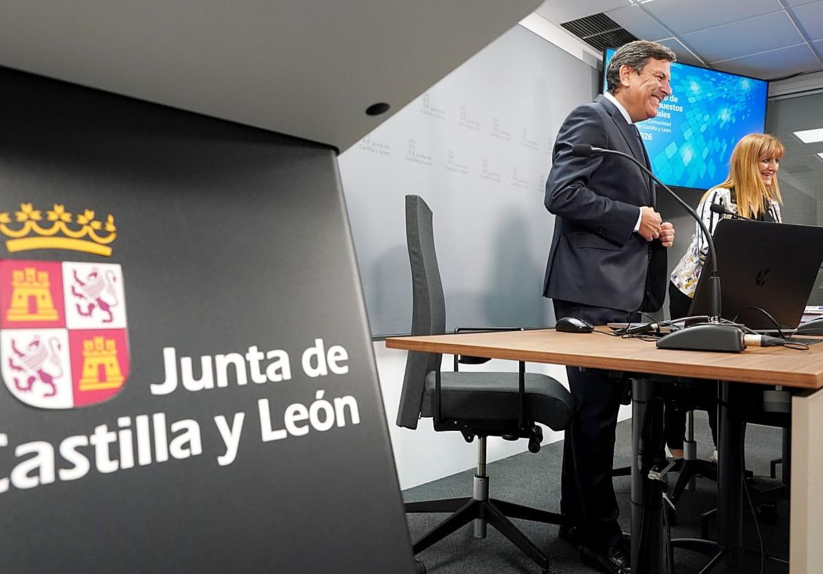 Carlos Fernández Carriedo y María Isabel Campos, directora general de Presupuestos, presentan las cuentas autonómicas para 2025.