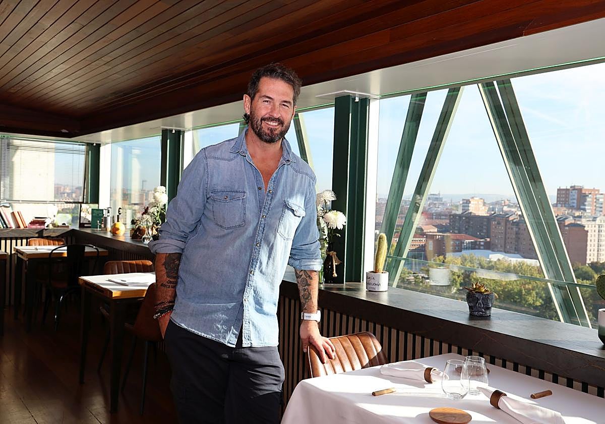 Imagen principal - Javier Peña muestra las vistas de las mesas de su restaurante Sibaritas Klub, ubicado en el Museo de la Ciencia de Valladolid. Sus platos preferidos: chipirones en salsa y arroz con lechazo. 
