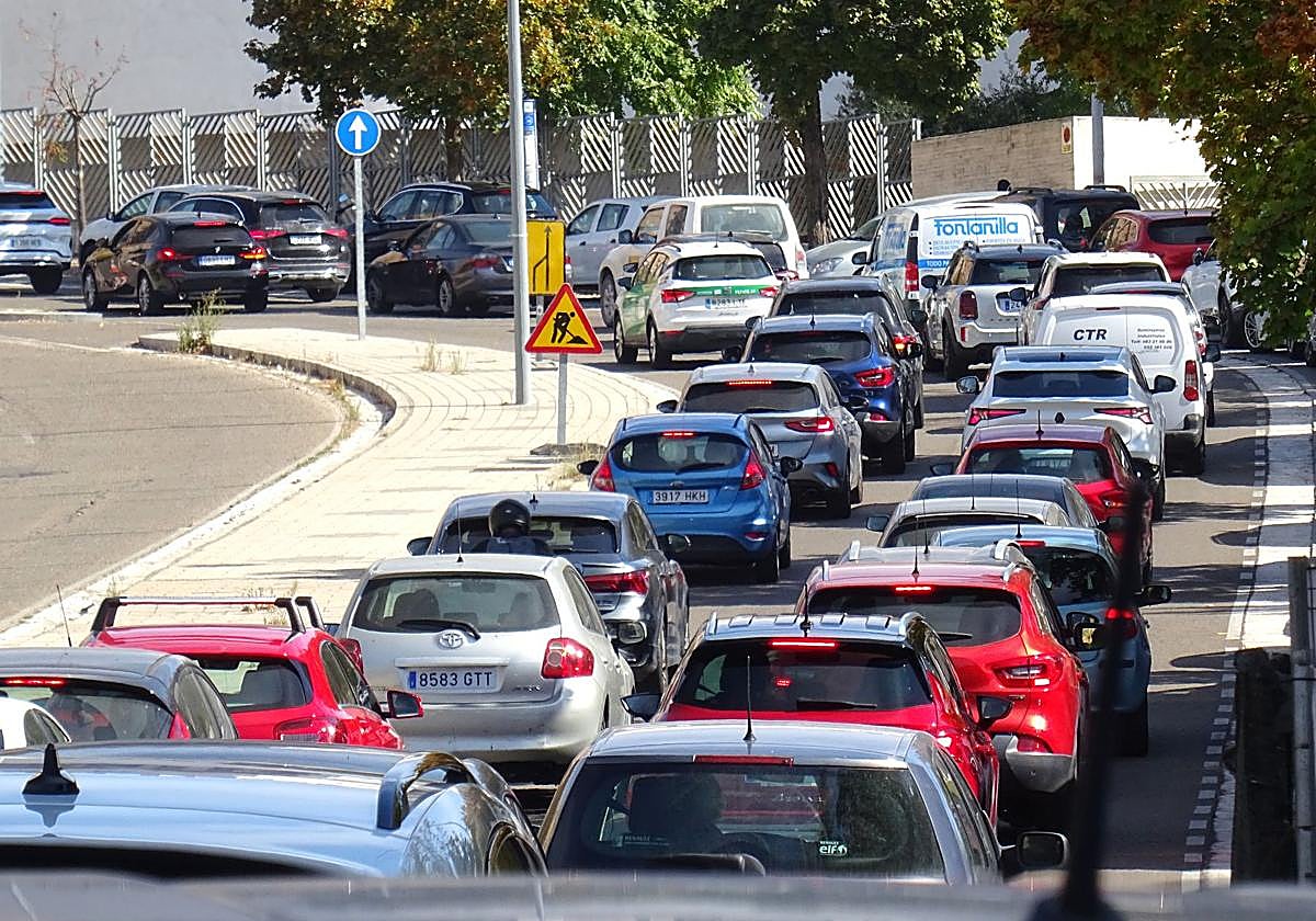 Retenciones este miércoles a primera hora de la tarde en la calle Ciudad de la Habana por las obras de la red de calor.