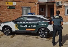 Un agente frente al cuartel de la Guardia Civil en Tordesillas.